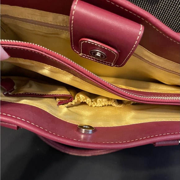 Red Maxx New York tote with dust protector. - Picture 3 of 3